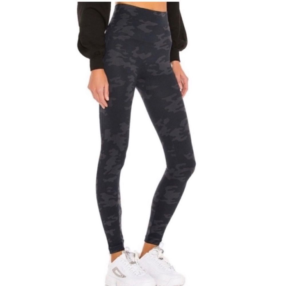 SPANX Look At Me Now Seamless Legging Black Camo Size Small